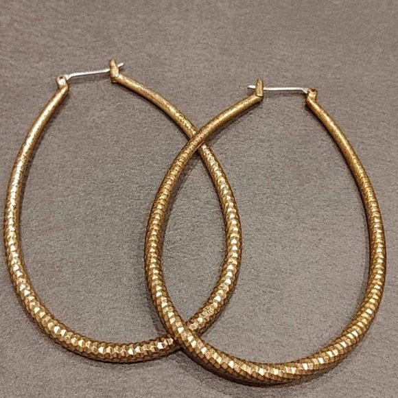 A Collection of Gold Costume Jewelry - Picture 3 of 5